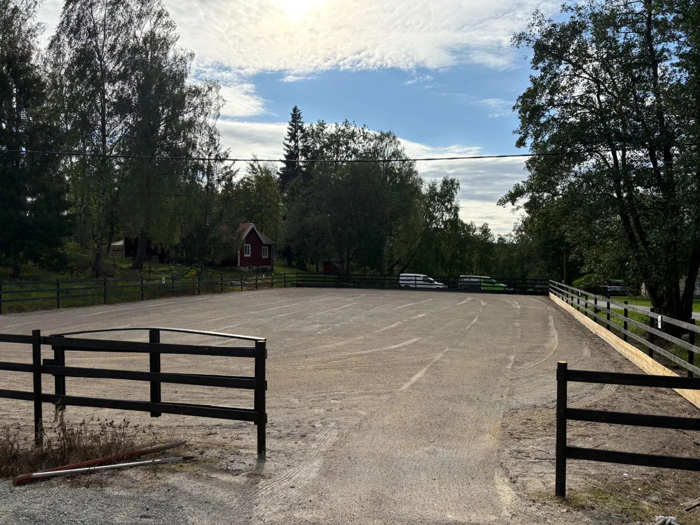 Stallets ridbana omgiven av träd